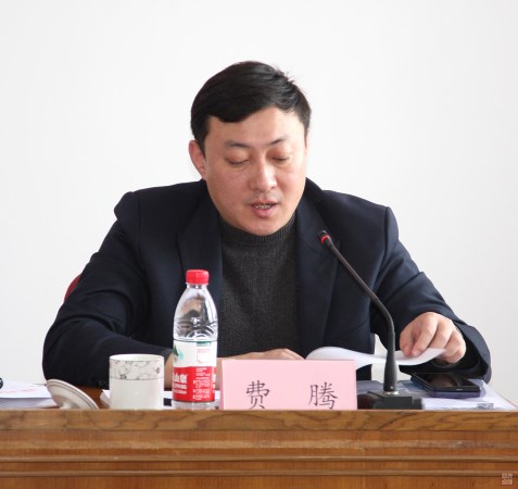 常務(wù)副總經(jīng)理費(fèi)騰宣讀表彰決定