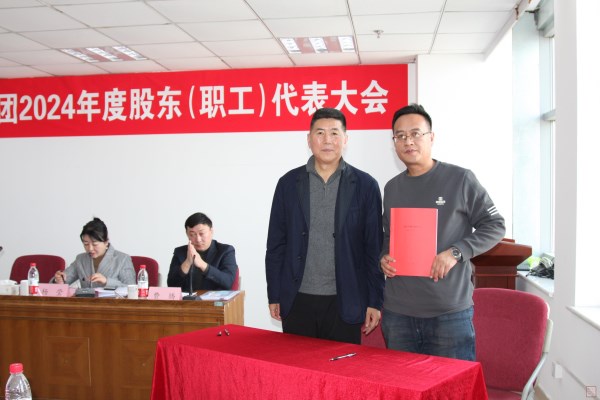 3、王董事長與第七分公司經(jīng)理安長福簽訂2025年目標(biāo)責(zé)任書