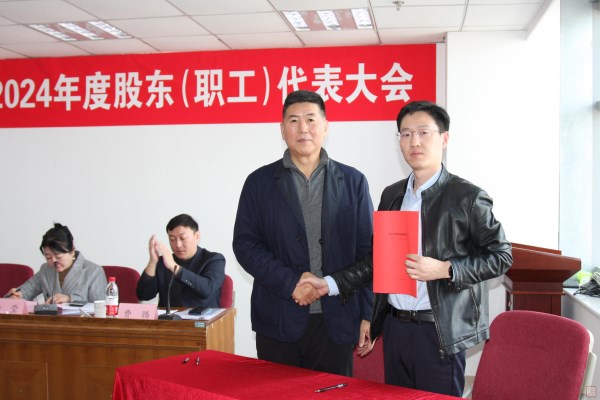 6、王董事長與第十一分公司經(jīng)理圣偉簽訂2025年目標(biāo)責(zé)任書