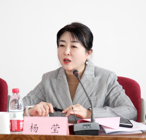 黨委書記、副董事長楊瑩主持會(huì)議（采用照片）